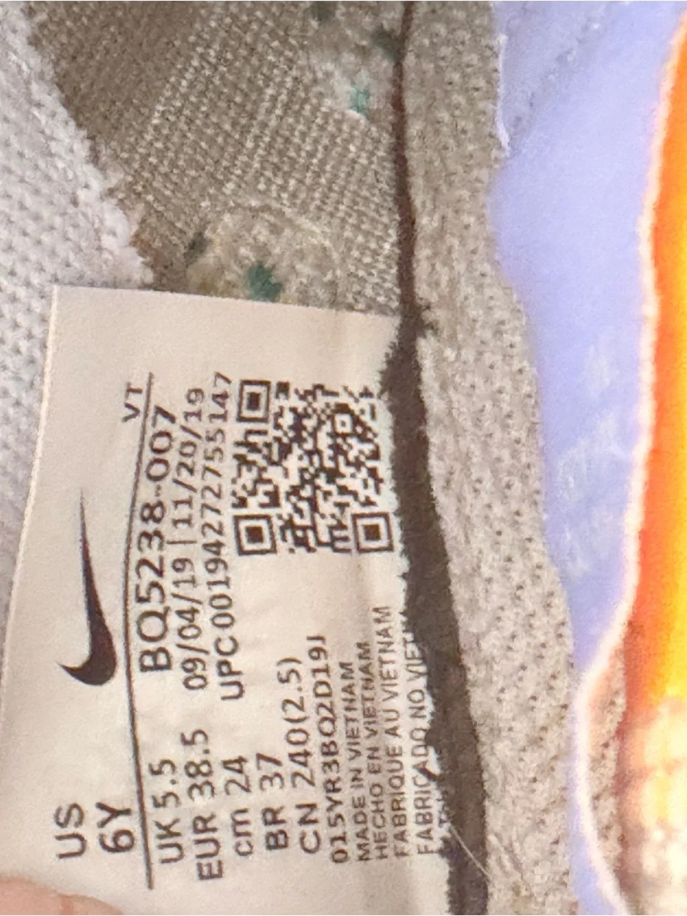 Nike Men’s White Knit Sneakers with Black Accents and Teal Dots